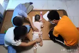 福州3岁女孩两岁前能走路，现在只会爬！怎么回事？图片