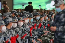 今早，首批700名北京新兵启程赴军营图片