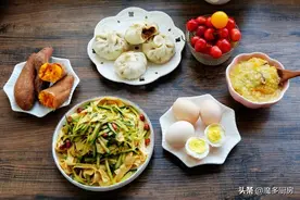 小米粥配肉包子，这样的早餐舒服又舒心，妈妈做的味道最香图片