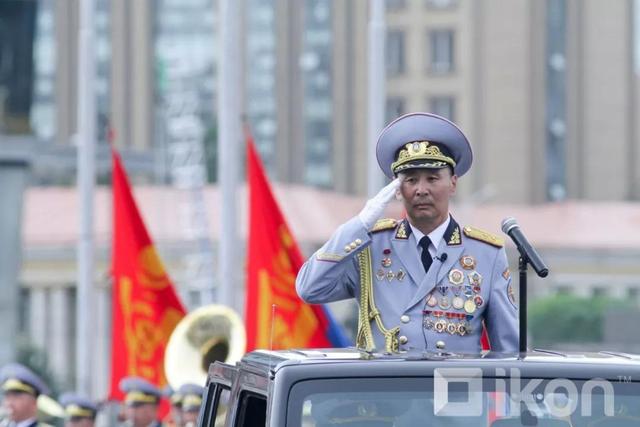 蒙古国大阅兵，总统检阅“铠甲勇士”| 图说