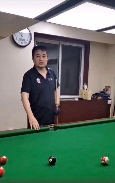 60岁央视前主持人毕福剑近照曝光，和友人深夜打台球精神状态好