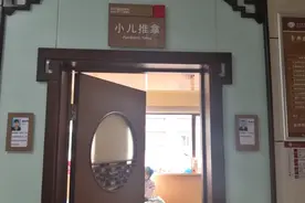 小学生上体育网课，结果“落枕”了！仰卧起坐的动作要领你掌握了吗？图片