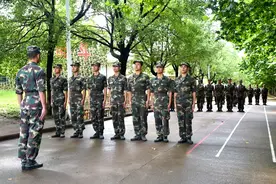 @报名参军的有志青年，新兵班长“拍了拍”你图片