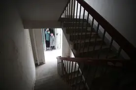 老小区加装电梯引发战争：30年邻里断交，有老人至死没等到图片