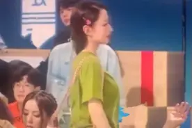 吉娜打扮粉嫩探班老公 伸手甜蜜摸脸郎朗一脸享受图片