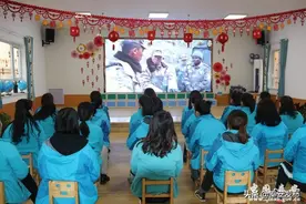 秦安县第一幼儿园全体师生共同观看戍边英雄事迹图片