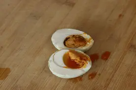 腌鸭蛋时，不要只加盐！多加点它，保证个个流油起沙，又香又好吃图片