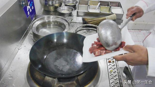 厨师长教你土豆烧牛肉的正宗做法，牛肉软烂有窍门，地道家常硬菜
