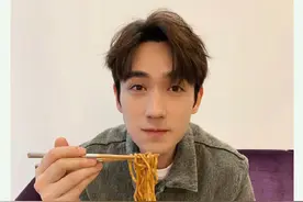 武汉解封，湖北籍演员吃热干面庆祝解封图片