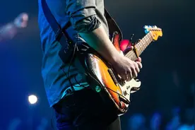 如何成功搭讪女生？手里握着吉他图片