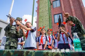 “双减”后的第一个国庆节，中学生化身“新兵”今进军营沉浸式体验军旅生活图片