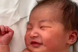 朱珠生了：宝宝个头壮头发黑，有妈妈的梨涡，爸爸：她有点厉害图片