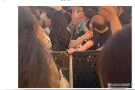 广西高校领导与妙龄美女举止亲密，音乐节上搂抱亲吻？当事人：有心人恶意炒作图片