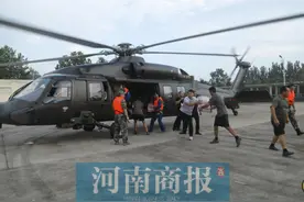 连续工作8小时！直-20型直升机投入河南救援，空投救援物资图片