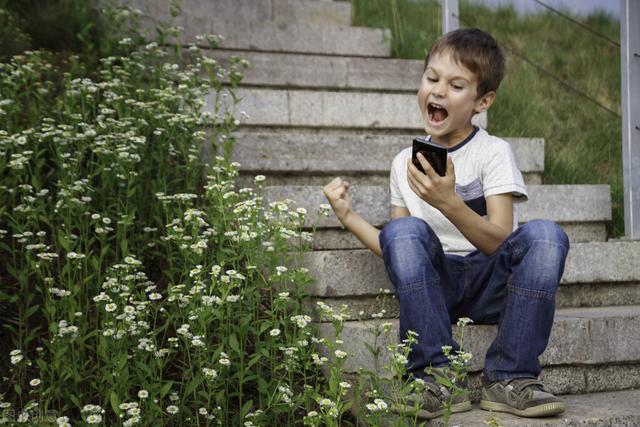 青春期孩子熬夜玩手机,叛逆不服管教,只因为父母做了这几件事