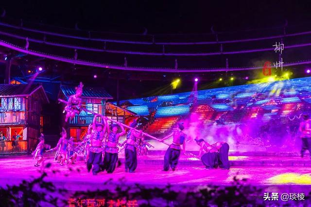 侗族人有多热情？男人求爱竟坐在女人大腿上，娶亲要在深更半夜