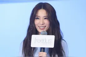 田馥甄身穿蓝色花边上衣，搭配白裙嫩回少女图片