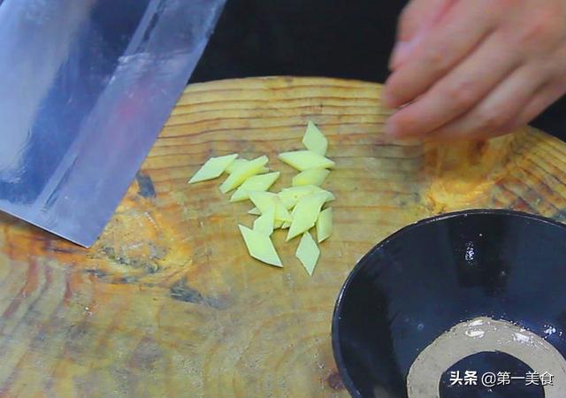 猪肚怎么吃更鲜嫩，大厨给你出妙招，跟它一块烩，保证汤鲜味美