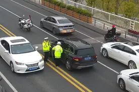 开到桥上没油了男子竟直接拔钥匙走人 造成堵车3公里图片