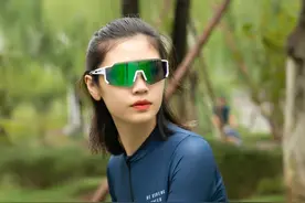 风在前，无惧！骑公路的小姐姐图片