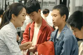 1993年，女会计给3名小乞丐30元车费，20年后乞丐拿100万报恩图片