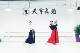 董天宇古典舞《千古》，男女老师动作神同步，优雅到骨子里了！视频封面