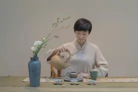 俗语“手不扶碗穷一世，抖腿耸肩毁三代”是什么意思？有啥讲究？图片