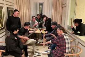 校长谭咏麟晒聚会照，67岁钟镇涛站C位，陈小春在旁边似小弟？图片