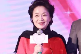 刘莉莉老得有气质，把“红黑配”玩出时髦新高度，穿成奶奶辈榜样图片
