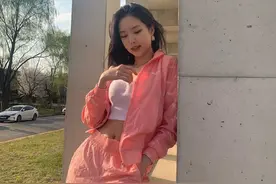 孙娜恩春日出游休闲风穿搭图片