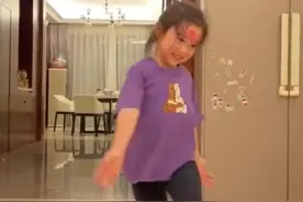 董璇5岁女儿跳舞秀一字马，脸上贴纸好抢镜，超大豪宅曝光显奢华图片