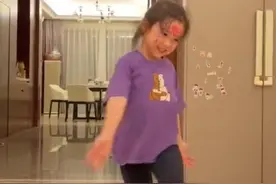 董璇5岁女儿跳舞秀一字马，脸上贴纸好抢镜，超大豪宅曝光显奢华图片
