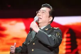 55岁梦鸽参加老友聚会！穿着朴素深情清唱，不见丈夫李双江身影图片