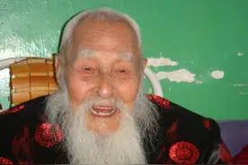 114岁山东长寿老人,吃肉又喝酒,107岁摔倒还能走，政府都额外关注图片