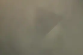 上海外滩夜空惊现三角形UFO！与美国传说的反重力飞行器高度类似图片