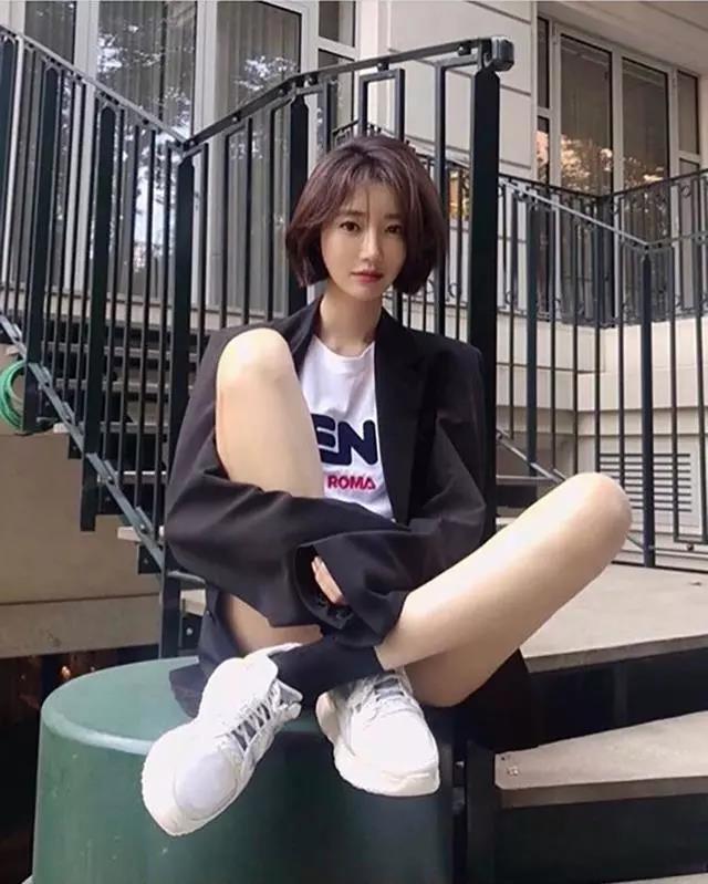 奔四奔五的女人别总留黑长直,多试试这"5种"短发,减龄显气质