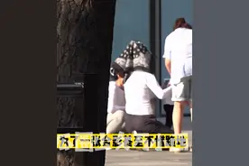 48岁李冰冰与家人出游，头戴丝巾穿着严实，跪地与外甥互动无架子图片