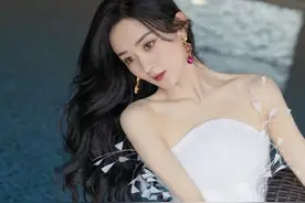 35岁张小斐与34岁赵丽颖同穿抹胸白裙，不看年龄看气质图片