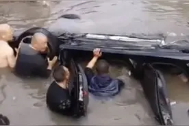 上海好心人｜轿车撞上面包车后翻入河道 多位热心市民跳河救人图片