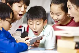 孩子沉迷手机，成绩一落千丈，家长到底应该怎么办？图片
