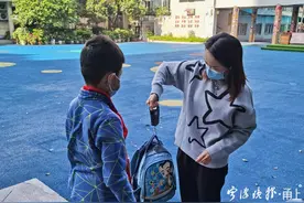 “书包称重”实验，宁波这所小学做了三年 最重的书包从10公斤减到了5公斤图片