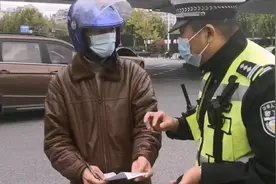 电动自行车闯红灯发生事故负全责？ 武汉交警严查严处电动自行车闯红灯 本月查处近万起图片