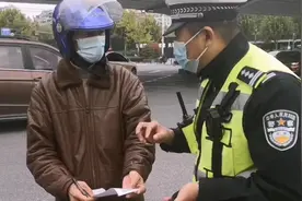 电动自行车闯红灯发生事故负全责？ 武汉交警严查严处电动自行车闯红灯 本月查处近万起图片