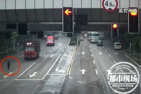 六旬老人横穿马路，被飞驰货车撞倒，交警：距天桥仅几米图片