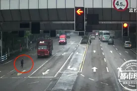 六旬老人横穿马路，被飞驰货车撞倒，交警：距天桥仅几米图片