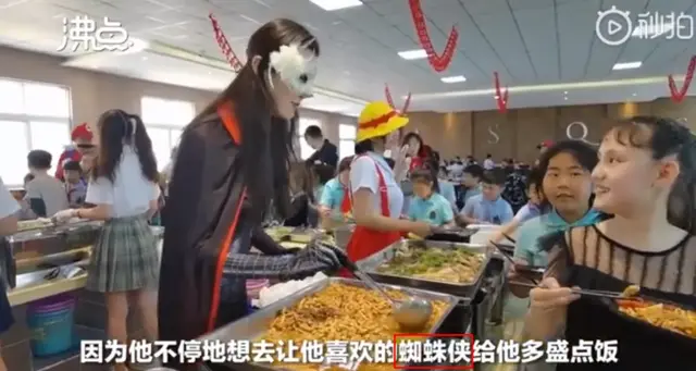 小朋友六一“被迫营业”，网友：看一次笑一次，太可爱了吧