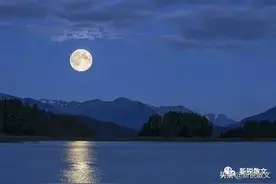 月亮普通如尘，月光清澈如水，苍穹之中，我选择这静美之月图片