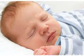 新生儿睡觉总是一惊一乍？教你2招，轻松解决图片
