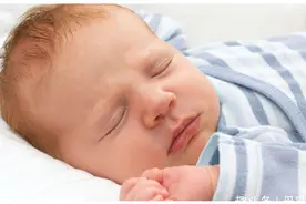 新生儿睡觉总是一惊一乍？教你2招，轻松解决图片