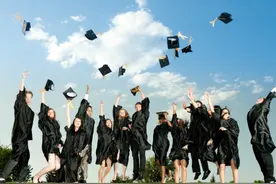 “学士服”是本科生专属服装？专科生穿学士服被指责，虚荣心作祟图片